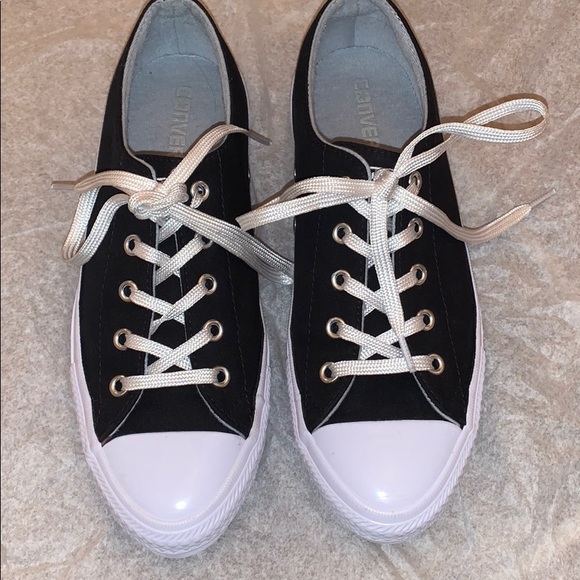 Black Converse shoes - Picture 1 of 3